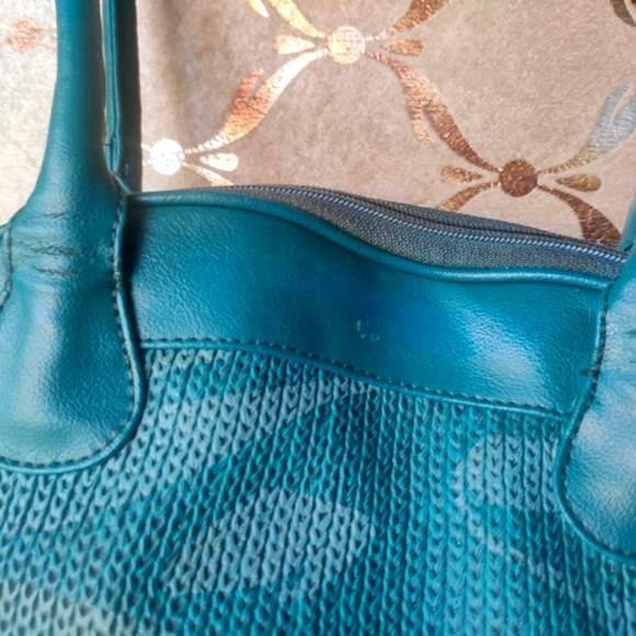 Baggit Textured shoulder bag - Picture 11 of 11